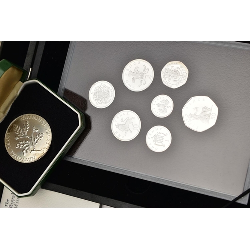 139 - A SHOE BOX CONTAINING COINS AND COMMEMORATIVES, to include 20th century UK coins with over 500 grams... 