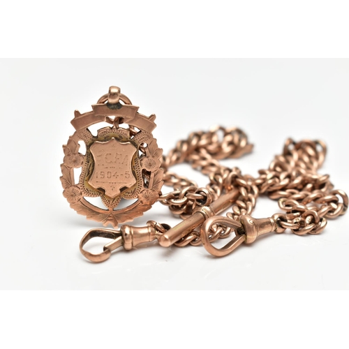 60 - AN EARLY 20TH CENTURY 9CT GOLD ALBERT CHAIN AND FOB, a rose gold graduated curb link chain, fitted w... 