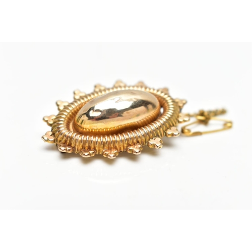 63 - AN EARLY 20TH CENTURY GOLD ETRUSCAN BROOCH, a yellow gold brooch of oval form, domed centre with tex... 