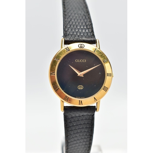 67 - A 'GUCCI' QUARTZ WRISTWATCH, round black dial signed 'Gucci, Swiss Made', gold tone hands, Roman num... 