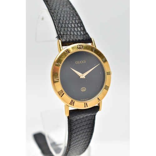 67 - A 'GUCCI' QUARTZ WRISTWATCH, round black dial signed 'Gucci, Swiss Made', gold tone hands, Roman num... 