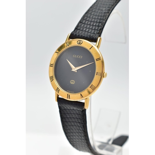 67 - A 'GUCCI' QUARTZ WRISTWATCH, round black dial signed 'Gucci, Swiss Made', gold tone hands, Roman num... 