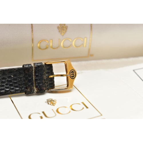 67 - A 'GUCCI' QUARTZ WRISTWATCH, round black dial signed 'Gucci, Swiss Made', gold tone hands, Roman num... 