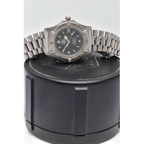 69 - A 'TAG HEUER' QUARTZ WRISTWATCH, round black dial signed 'Tag Heuer, 2000 professional 200 metres', ... 