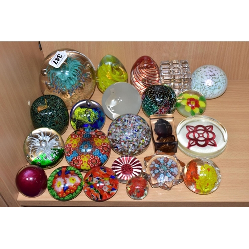 347 - A GROUP OF PAPERWEIGHTS, to include a Waterford Crystal Cube paperweight, an Alum Bay Glass paperwei... 