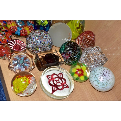 347 - A GROUP OF PAPERWEIGHTS, to include a Waterford Crystal Cube paperweight, an Alum Bay Glass paperwei... 