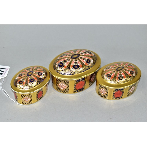 371 - A SET OF THREE ROYAL CROWN DERBY OLD IMARI SOLID GOLD BAND TRINKET BOXES, 1128 pattern, of graduatin... 