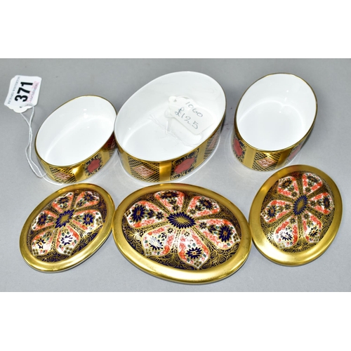 371 - A SET OF THREE ROYAL CROWN DERBY OLD IMARI SOLID GOLD BAND TRINKET BOXES, 1128 pattern, of graduatin... 