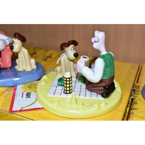 375 - THREE BOXED COALPORT WALLACE AND GROMIT FIGURES /FIGURE GROUPS, comprising 'Picnic on the Moon' limi... 