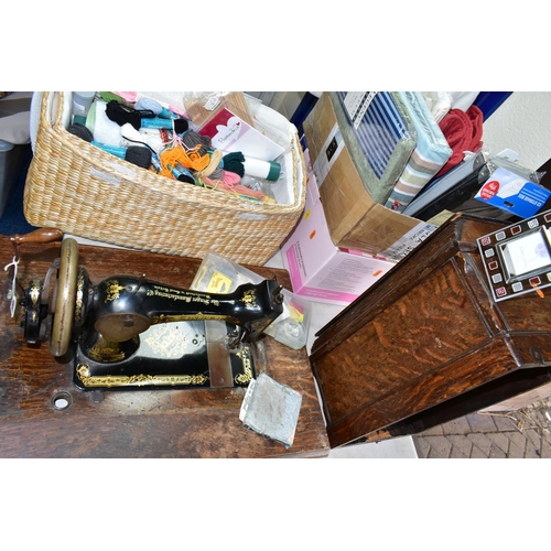 468 - A VINTAGE SINGER SEWING MACHINE AND HABERDASHERY ITEMS ETC, sewing machine is manually operated, wit... 