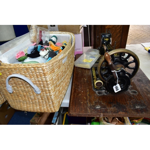 468 - A VINTAGE SINGER SEWING MACHINE AND HABERDASHERY ITEMS ETC, sewing machine is manually operated, wit... 