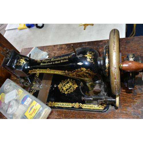 468 - A VINTAGE SINGER SEWING MACHINE AND HABERDASHERY ITEMS ETC, sewing machine is manually operated, wit... 