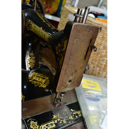 468 - A VINTAGE SINGER SEWING MACHINE AND HABERDASHERY ITEMS ETC, sewing machine is manually operated, wit... 