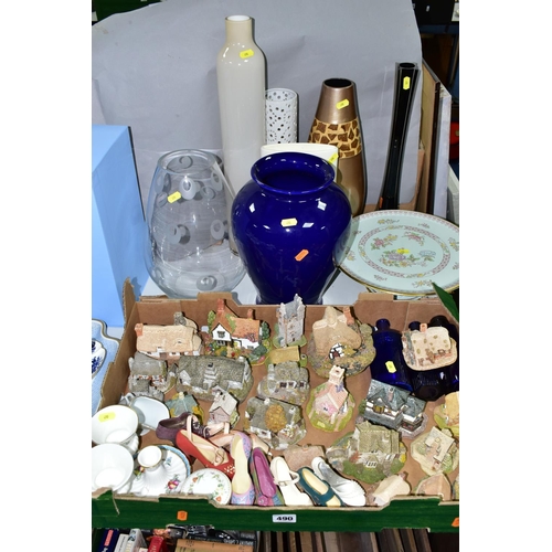 490 - A BOX AND LOOSE CERAMICS, GLASS AND ORNAMENTS ETC, to include a Crown Devon cake stand, ceramic and ... 