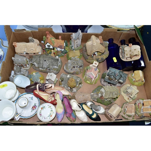 490 - A BOX AND LOOSE CERAMICS, GLASS AND ORNAMENTS ETC, to include a Crown Devon cake stand, ceramic and ... 