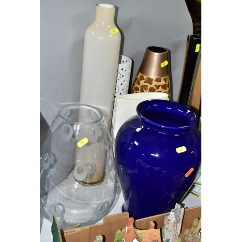 490 - A BOX AND LOOSE CERAMICS, GLASS AND ORNAMENTS ETC, to include a Crown Devon cake stand, ceramic and ... 