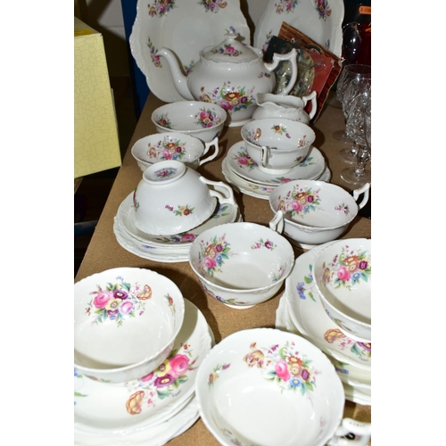 526 - A COALPORT 'OLD COALPORT' PATTERN TEA SET COMPRISING two bread and butter plates, one teapot, sugar ... 