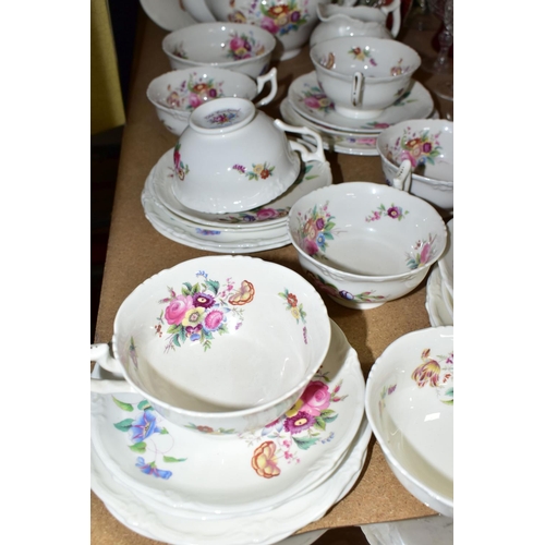 526 - A COALPORT 'OLD COALPORT' PATTERN TEA SET COMPRISING two bread and butter plates, one teapot, sugar ... 