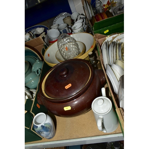 561 - SIX BOXES AND LOOSE CERAMICS AND GLASS ETC, to include Shelley green Dainty saucers and side plates,... 