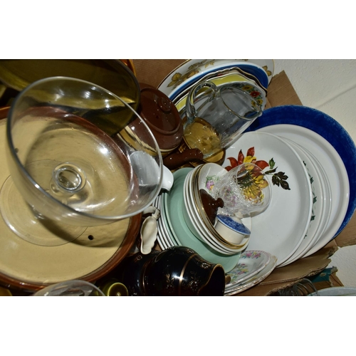 561 - SIX BOXES AND LOOSE CERAMICS AND GLASS ETC, to include Shelley green Dainty saucers and side plates,... 