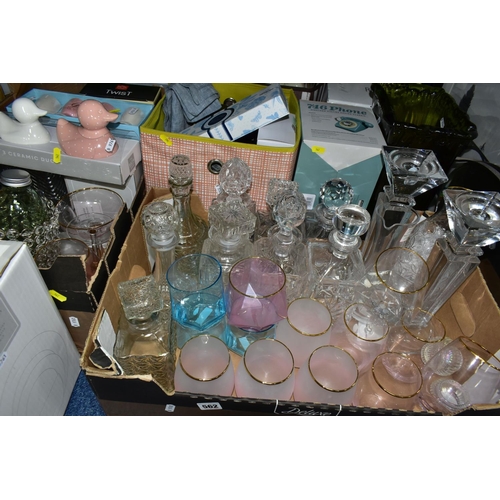 562 - TEN BOXES AND LOOSE MODERN CERAMICS AND GLASS ETC, to include boxed and unboxed drinking glasses, de... 