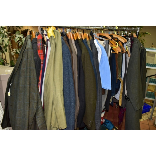 570 - A QUANTITY OF MEN'S SUITS, JACKETS AND OTHER CLOTHING, approximately fifty items, to include a vinta... 