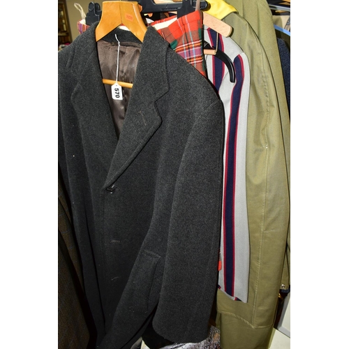 570 - A QUANTITY OF MEN'S SUITS, JACKETS AND OTHER CLOTHING, approximately fifty items, to include a vinta... 