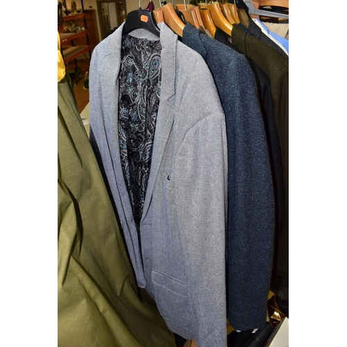 570 - A QUANTITY OF MEN'S SUITS, JACKETS AND OTHER CLOTHING, approximately fifty items, to include a vinta... 