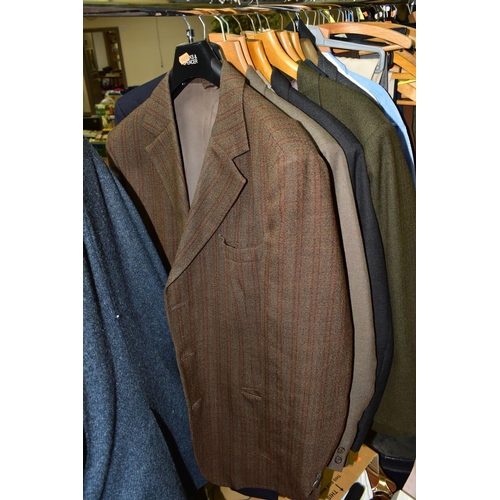 570 - A QUANTITY OF MEN'S SUITS, JACKETS AND OTHER CLOTHING, approximately fifty items, to include a vinta... 