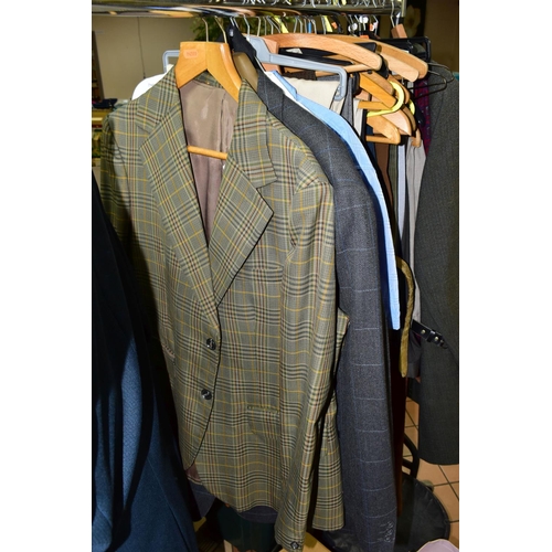 570 - A QUANTITY OF MEN'S SUITS, JACKETS AND OTHER CLOTHING, approximately fifty items, to include a vinta... 