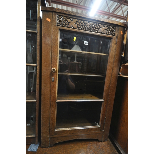 1282 - AN EARLY TO MID 20TH CENTURY OAK GLAZED SINGLE DOOR BOOKCASE, width 61cm x depth 30cm x height 103cm... 