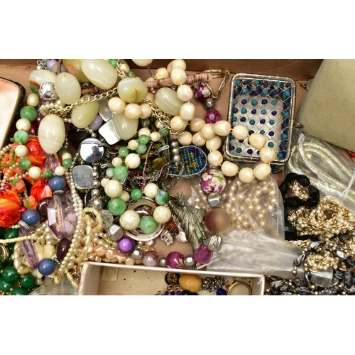 101 - A SELECTION OF WHITE METAL, SILVER, COSTUME JEWELLERY AND ROLLED GOLD PARKER PENS, to include a micr... 