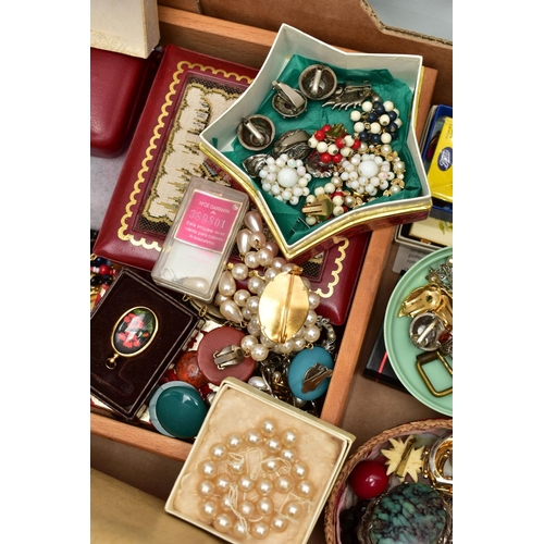 104 - A BOX OF SILVER AND COSTUME JEWELLERY, to include a silver crescent and floral brooch, hallmarked 'P... 