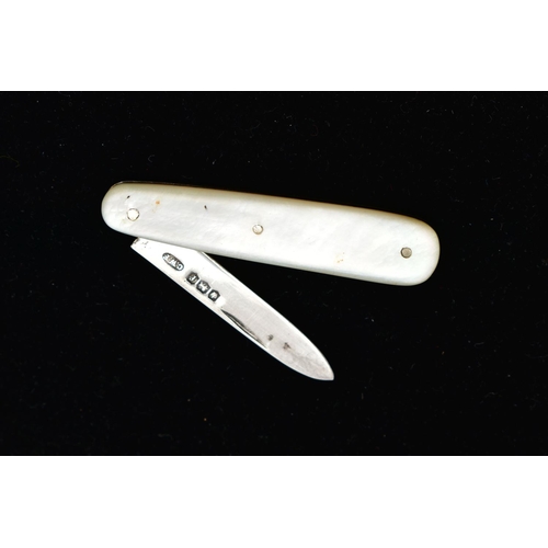 1057A - A GEORGE V FOLDING SILVER FRUIT KNIFE WITH MOTHER OF PEARL HANDLE, plain handle and blade, maker C W... 