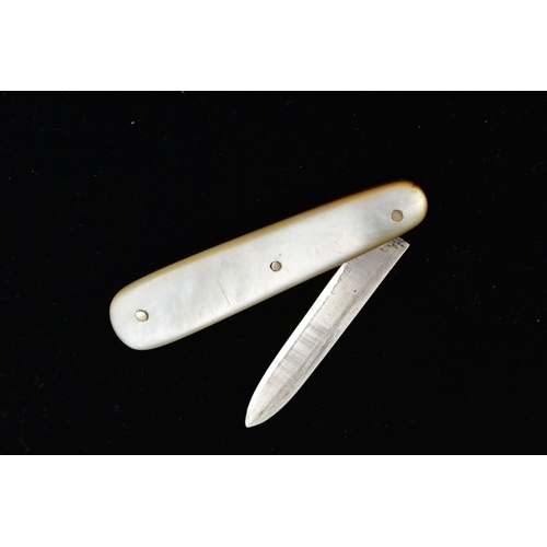 1057A - A GEORGE V FOLDING SILVER FRUIT KNIFE WITH MOTHER OF PEARL HANDLE, plain handle and blade, maker C W... 