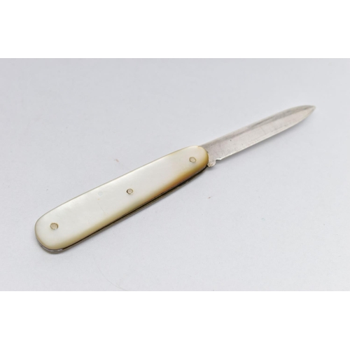 1057A - A GEORGE V FOLDING SILVER FRUIT KNIFE WITH MOTHER OF PEARL HANDLE, plain handle and blade, maker C W... 