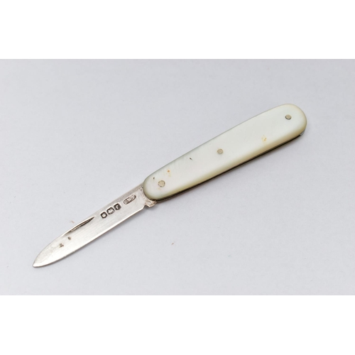 1057A - A GEORGE V FOLDING SILVER FRUIT KNIFE WITH MOTHER OF PEARL HANDLE, plain handle and blade, maker C W... 