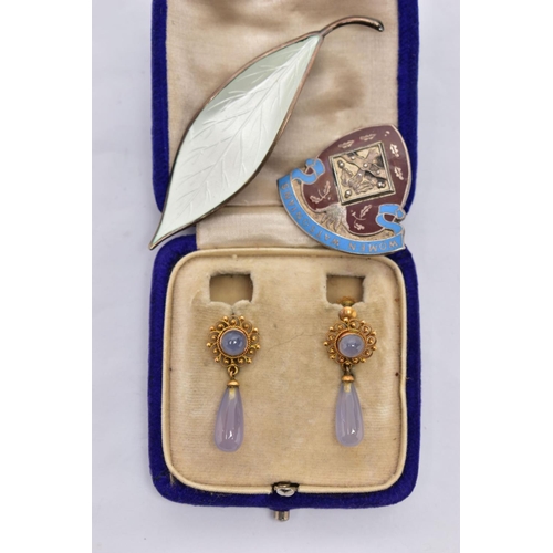 16 - A PAIR OF YELLOW METAL CHALCEDONY DROP EARRINGS, A 'DAVID ANDERSON' ENAMEL NORWEGIAN BROOCH AND ANOT... 