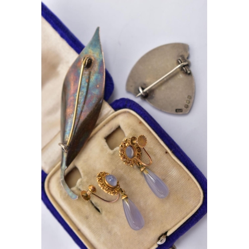 16 - A PAIR OF YELLOW METAL CHALCEDONY DROP EARRINGS, A 'DAVID ANDERSON' ENAMEL NORWEGIAN BROOCH AND ANOT... 