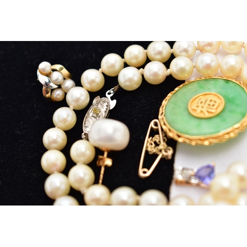 17 - A SELECTION OF 9CT GOLD AND YELLOW METAL JEWELLERY, to include a pair of 9ct gold cultured pearl clu... 