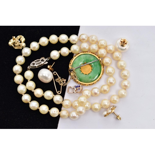 17 - A SELECTION OF 9CT GOLD AND YELLOW METAL JEWELLERY, to include a pair of 9ct gold cultured pearl clu... 