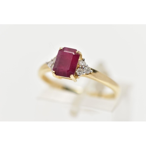 33 - A YELLOW METAL GEM SET RING, designed with a central four claw set, rectangular cut synthetic ruby, ... 