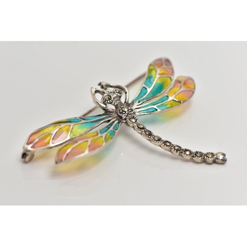 40 - A WHITE METAL PLIQUE A JOUR DRAGONFLY BROOCH/PENDANT, dragonflies body set with marcasite, decorated... 