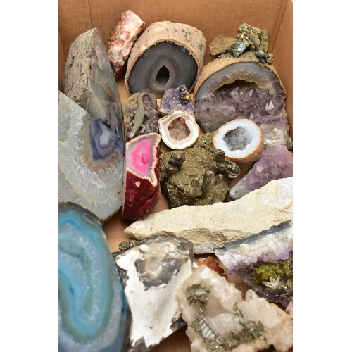 99 - A BOX OF ASSORTED GEODES AND MINERAL SPECIMENS, to include quartz, amethyst and citrine, a various s... 