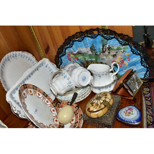 322 - A GROUP OF CERAMICS, METALWARES AND SUNDRY ITEMS, to include a fourteen piece Royal Albert Memory La... 