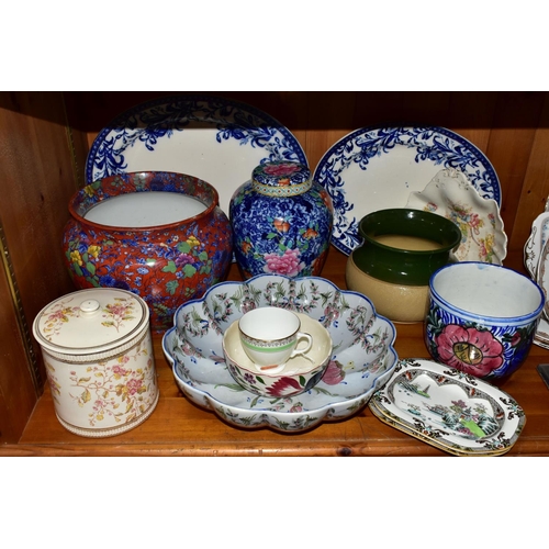 323 - A GROUP OF CERAMICS, to include two Wedgwood & Co Lily pattern blue and white meat plates, approxima... 