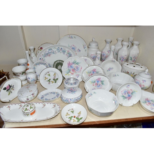 330 - A QUANTITY OF AYNSLEY, WEDGWOOD AND OTHER GIFTWARES, to include nineteen pieces of Aynsley Little Sw... 