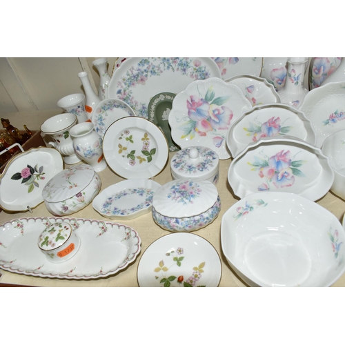 330 - A QUANTITY OF AYNSLEY, WEDGWOOD AND OTHER GIFTWARES, to include nineteen pieces of Aynsley Little Sw... 