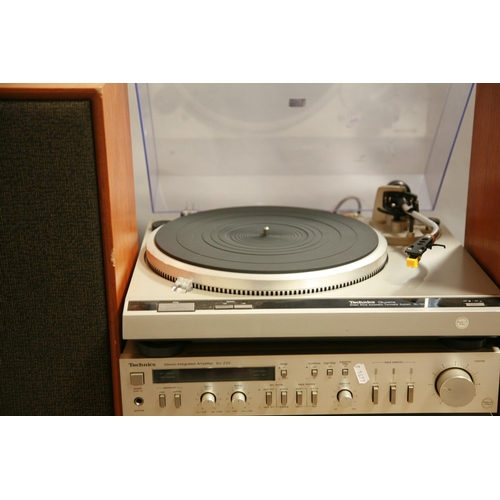 916 - A VINTAGE TECHNICS COMPONANT HI FI including a SL-02 Quartz turntable, a SU-Z22 amplifier, a ST-Z11L... 