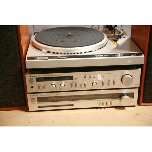 916 - A VINTAGE TECHNICS COMPONANT HI FI including a SL-02 Quartz turntable, a SU-Z22 amplifier, a ST-Z11L... 